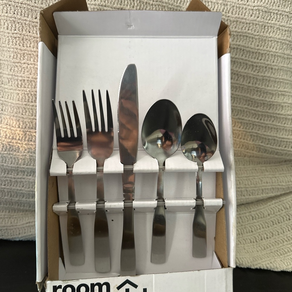 Room Essentials Silver Cutlery Set